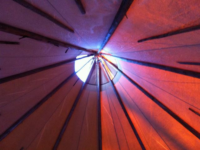 这种大型的帐篷，帐杆都用木杆，木材都是精挑细选的松木，很直碗口粗细，目测要有10米以上。