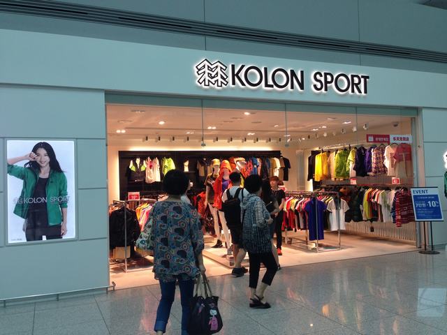 在仁川机场的免税购物区，几个户外品牌的专卖店：科隆，黑牦牛，北脸···
