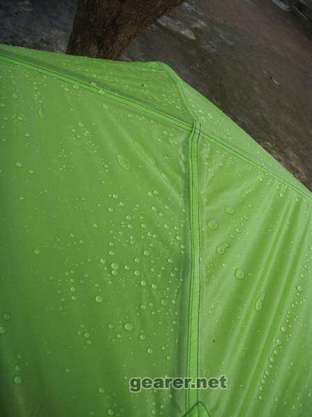 第一晚几阵雨，外帐上残留的水滴