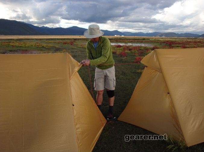 通常不喜欢紧密扎营，但为了在中间架设公用Tarp，就把两个塔子扎在一起。