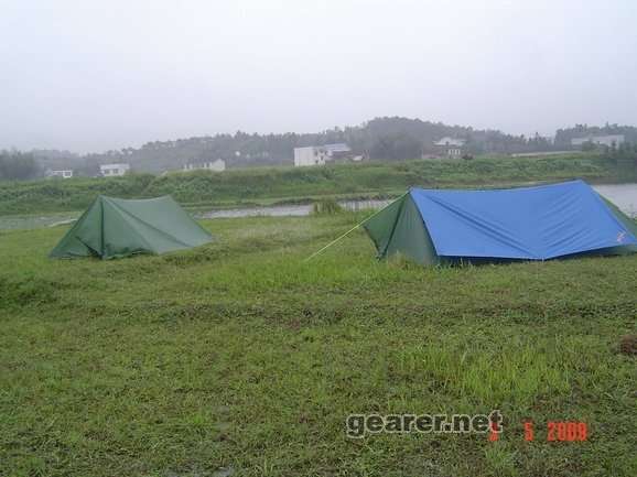 普尔兰德和我的超大TARP配合得亲密无间，尺寸非常吻合。