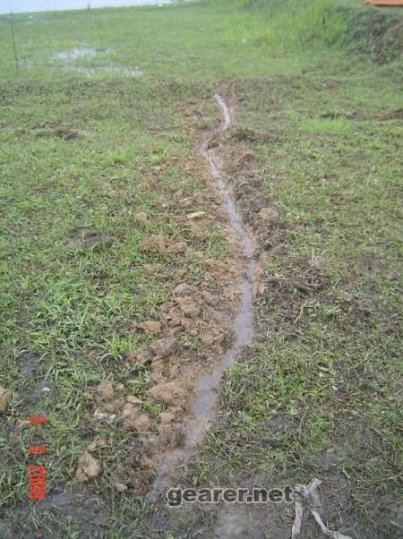 看天气感觉暴雨来临前尽量挖好排水沟，我这是事后挖的！