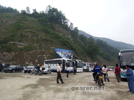 这里已成了一处地震遗迹景点。沟口停着很多的旅游车