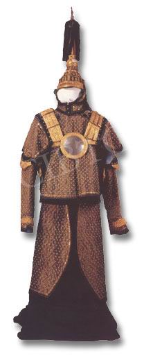 清朝时，大量使用的铠甲是绵甲，是在坚厚的绵或绢的布料上镶嵌有铁片，并用铜钉固定的一钟铠甲。看上去 ...