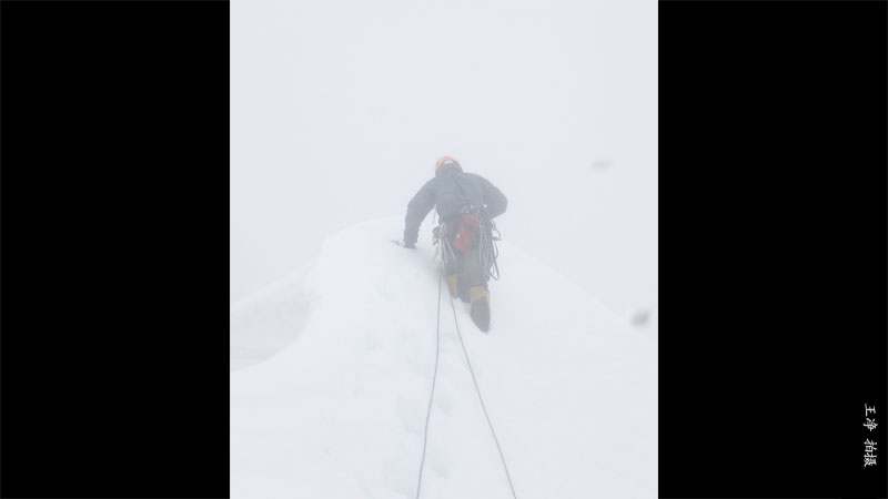 接近峰顶的一个小雪沿