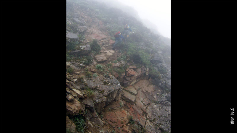 顾铭做前导，一路靠着地形图和GPS在山谷北面墙一样的山壁上横切过去