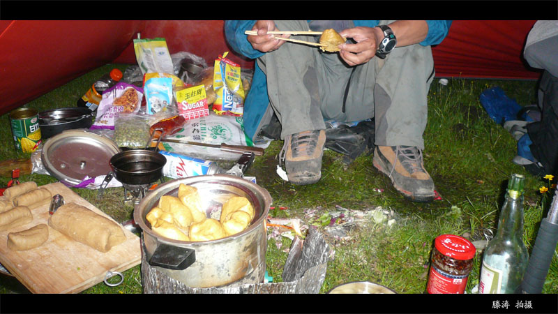 下午他们早早回到营地，大把的时间就花在了做饭上。吃完饭，没事又用高压锅蒸起了馒头，效果很不错。