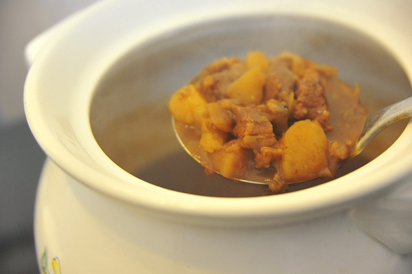 咖喱土豆牛腩（配料还有洋葱/黄油，肉焯水后记得要用黄油洋葱炒过再加汤炖）