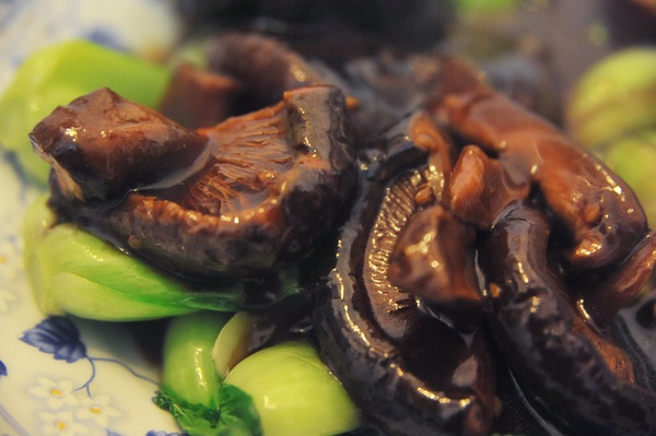 香菇菜心（淮扬菜，各地都有不同做法。这道是上海做法，菜心先摆盘再淋汁）
