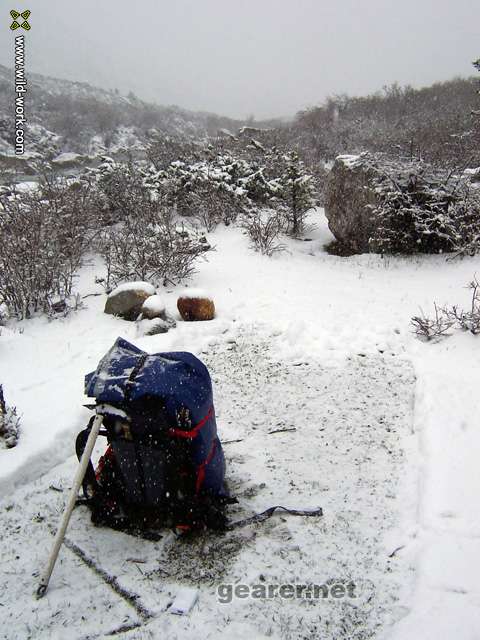 47收帐篷的几分钟时间里雪就把昨天的营地盖满了.jpg