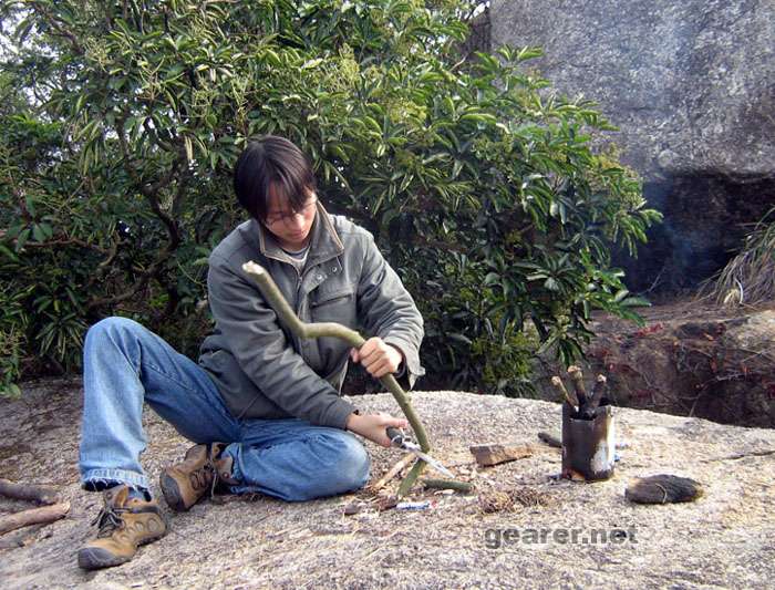 找了另外的干杂木，直接砍断一大截往灶里丢，因为一来感觉劈柴麻烦，且细柴过火快。