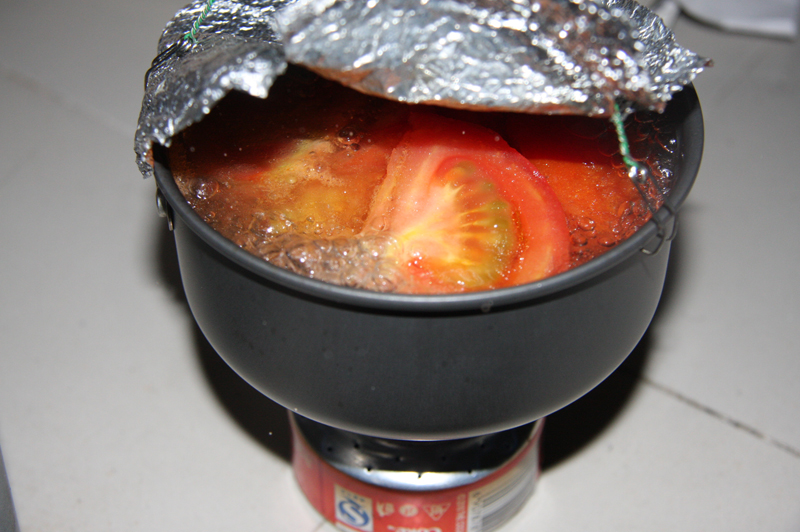 用吊锅煮个番茄蛋花汤（鸡蛋还没打进去）