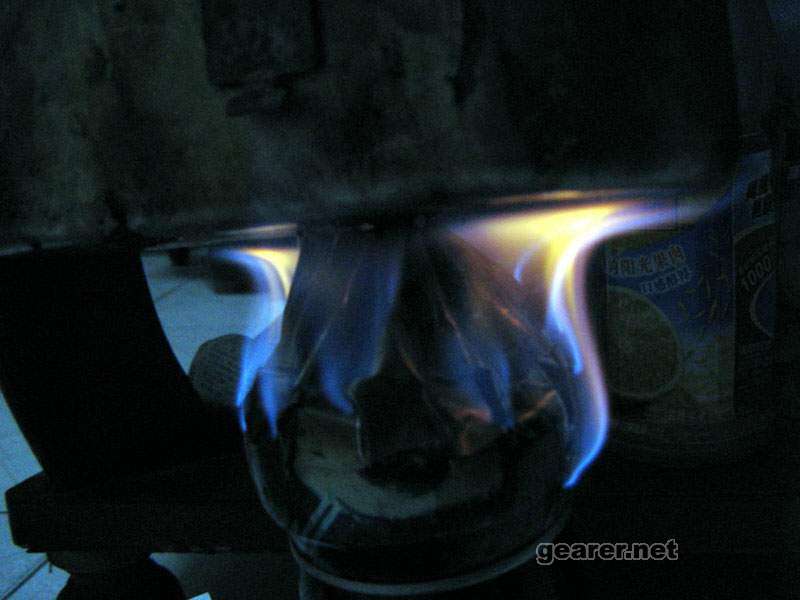08以为把壶底盖住烟道火焰会变小，不想火焰从原来的空气进气孔出来燃烧得欢.jpg
