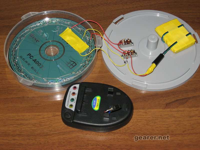10P的CD桶，1张费光盘做反光板，16个白色散射LED，2个拨动开关，1节950mah的锂电池。