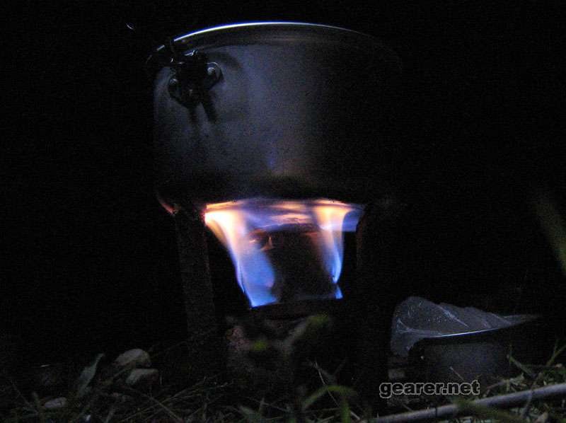 火力可以的猛，一牙签杯子加外面小茶盖的酒精可以烧开0.8升的水。没挡风板，热量散失多。