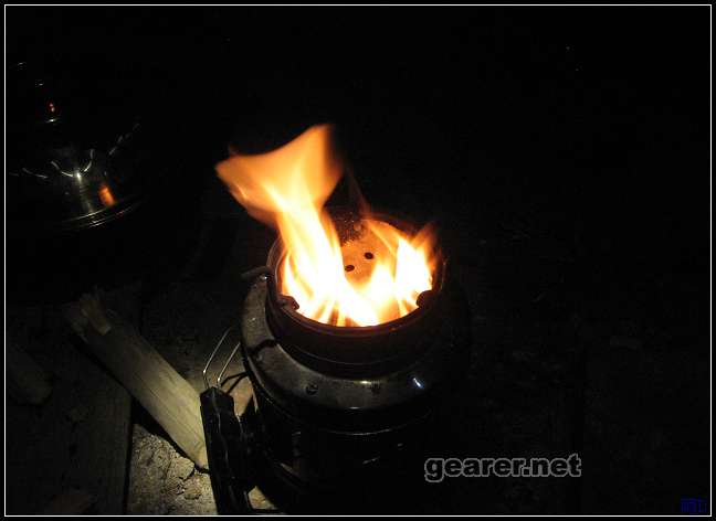 黑夜中，柴火炉给我们带来光和热.jpg